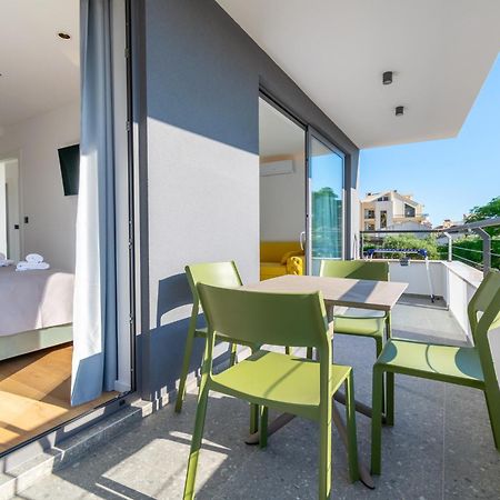Apartmani Pino Baska Voda Luaran gambar