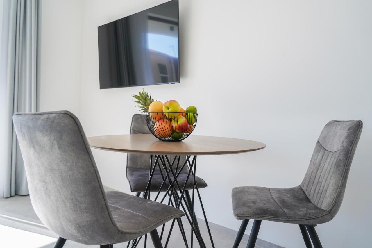Apartmani Pino Baska Voda Luaran gambar