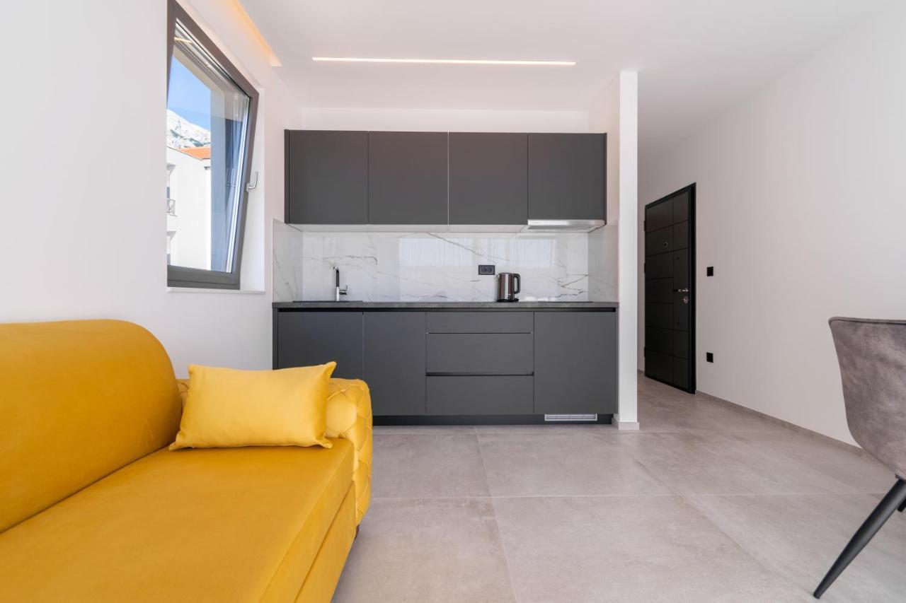 Apartmani Pino Baska Voda Luaran gambar
