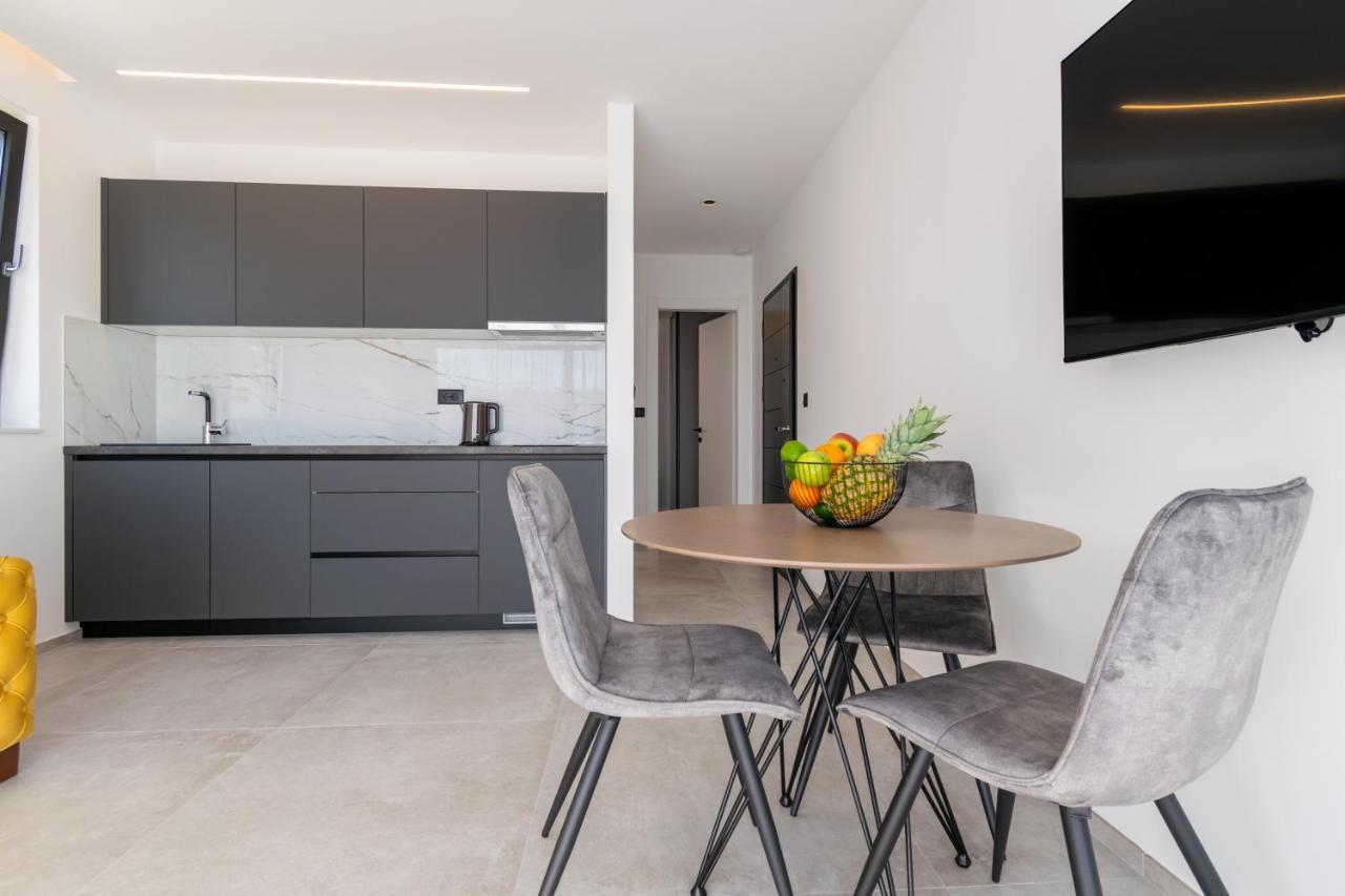 Apartmani Pino Baska Voda Luaran gambar
