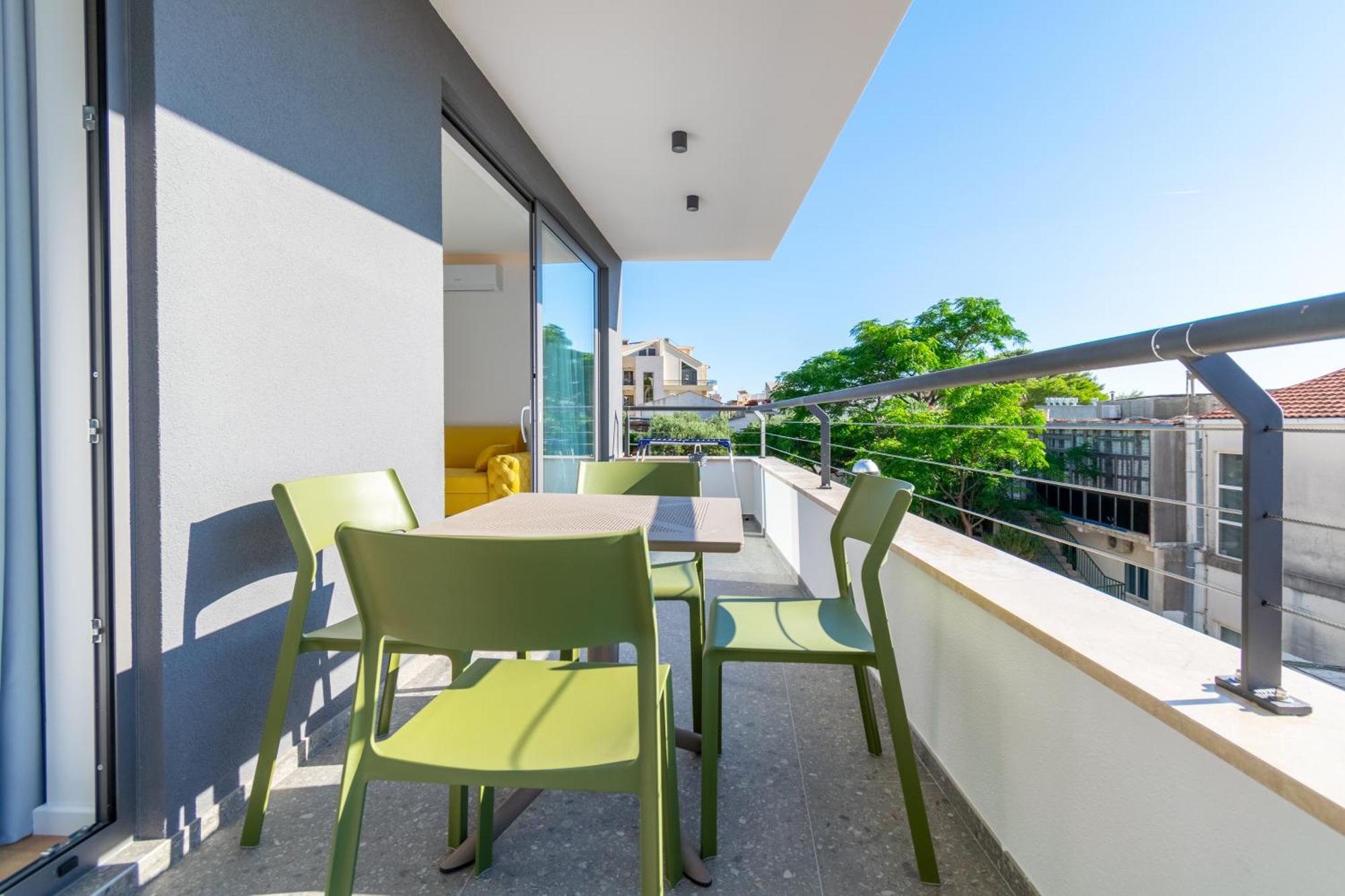 Apartmani Pino Baska Voda Luaran gambar