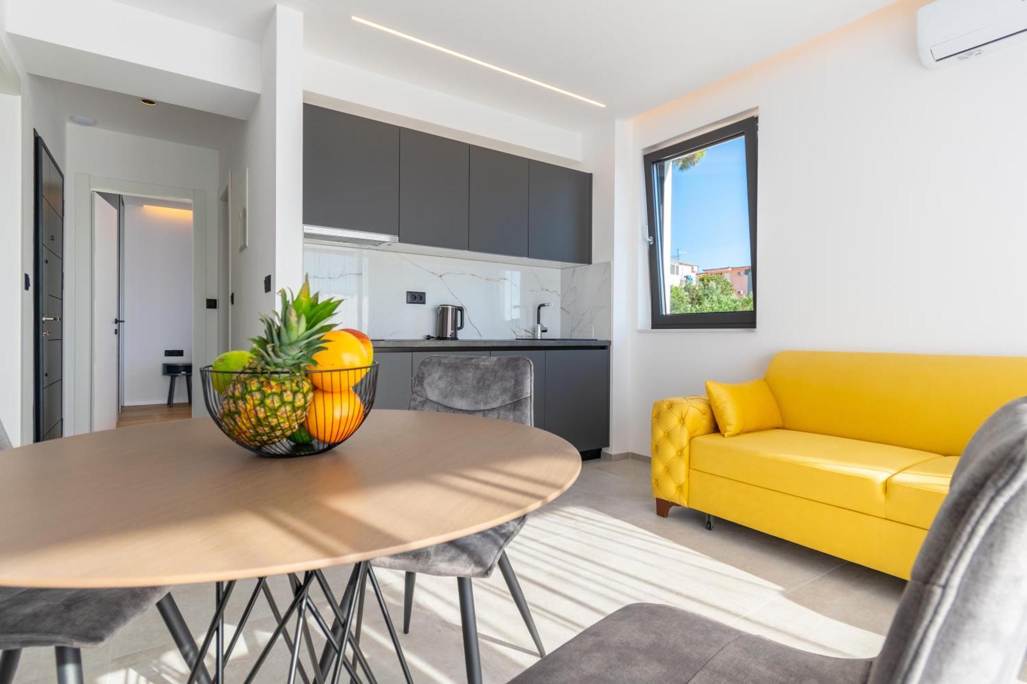 Apartmani Pino Baska Voda Luaran gambar