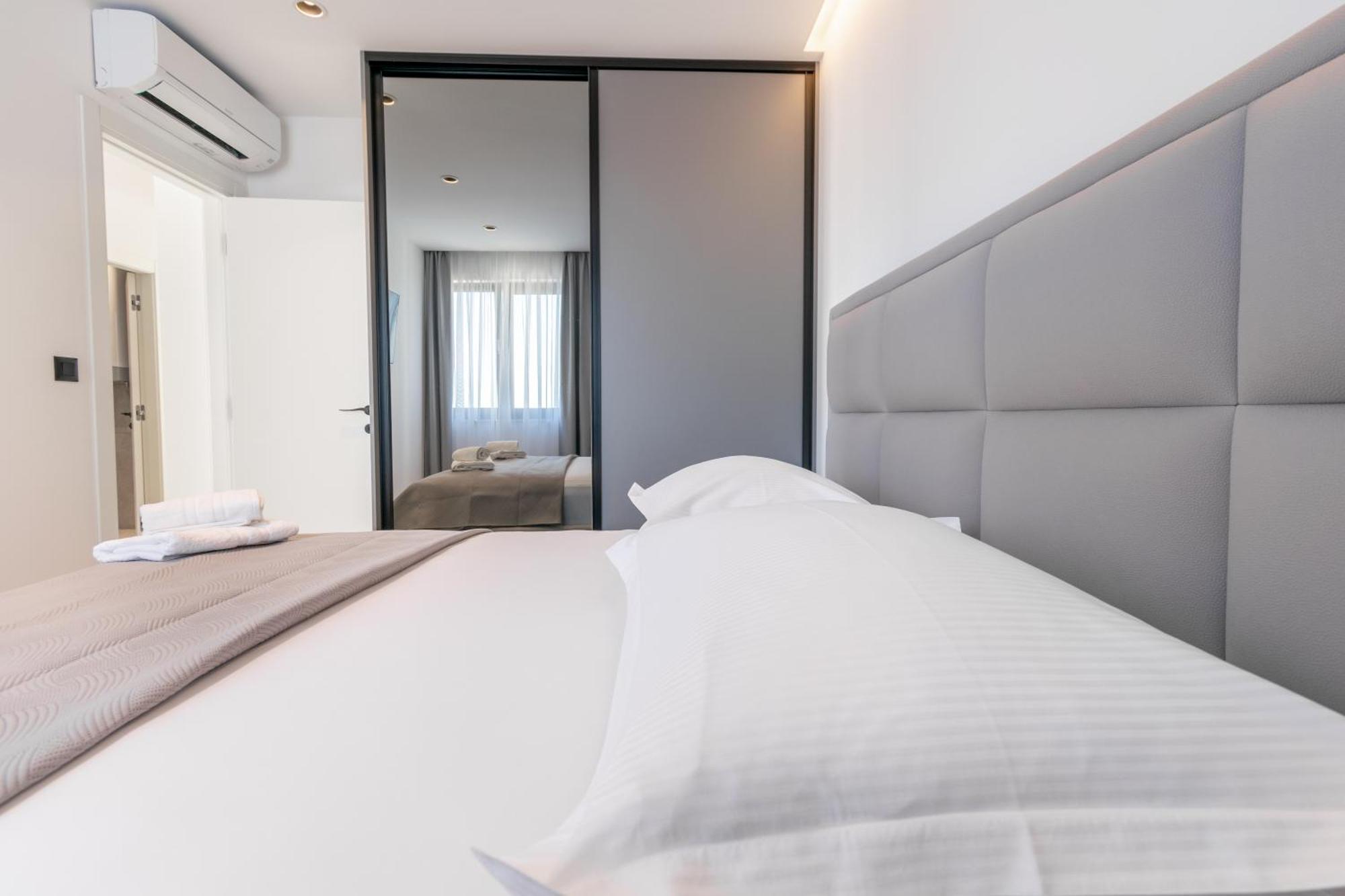 Apartmani Pino Baska Voda Luaran gambar