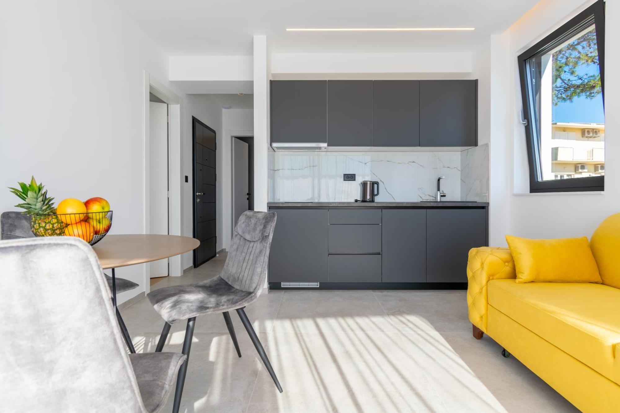 Apartmani Pino Baska Voda Bilik gambar